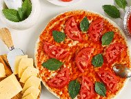 Рецепта Домашна пица с пресни домати и сирене моцарела